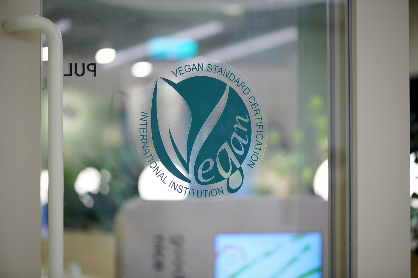 본문 이미지 - 서울 강남구 코엑스몰 지하 1층에 위치한 비건 인증 레스토랑 ‘플랜튜드’ 1호점에 부착된 비건표준인증원 비건 인증 마크.(풀무원 제공)ⓒ 뉴스1