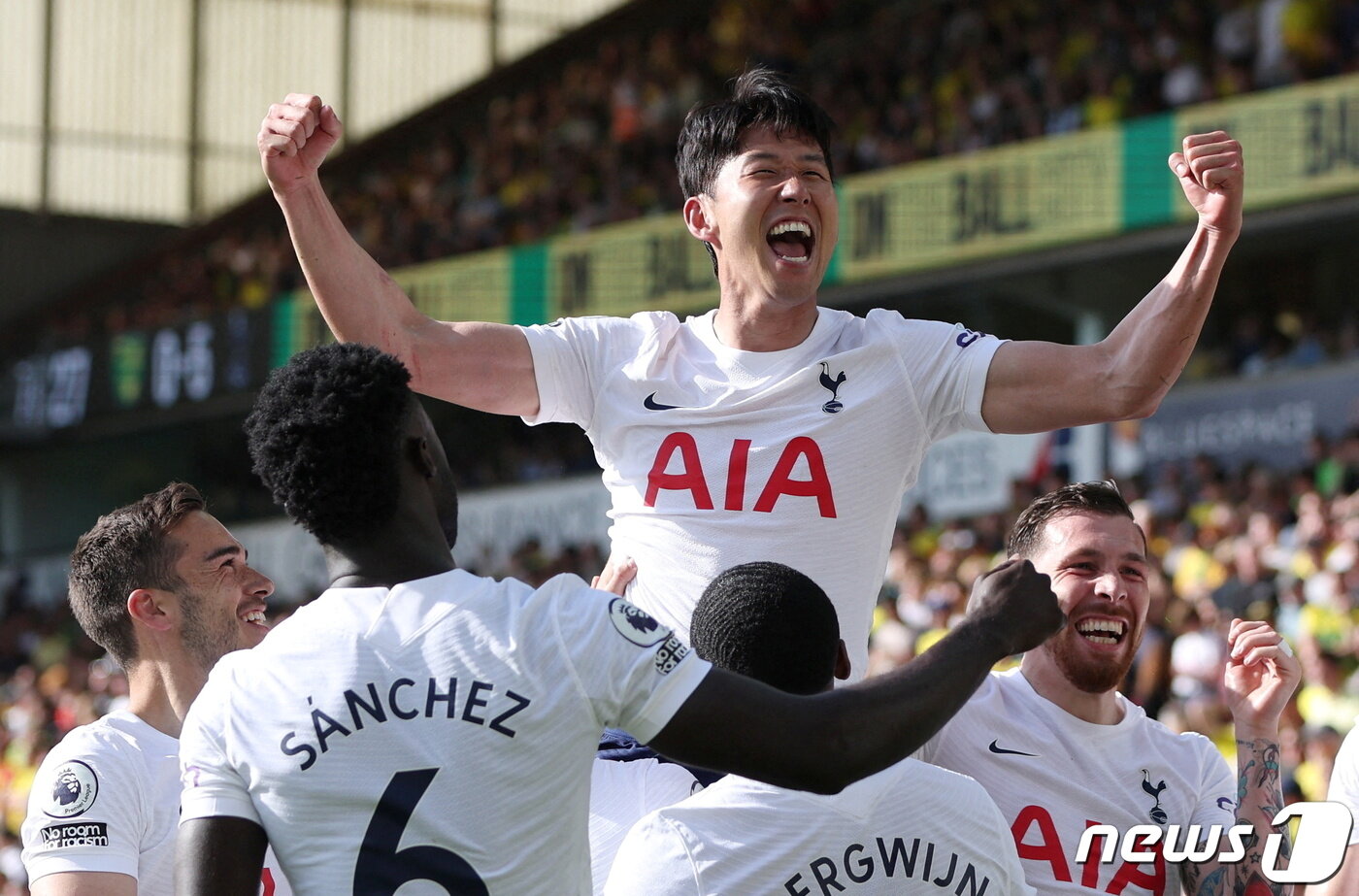 본문 이미지 - 아시아 선수 최초로 EPL 득점왕에 오른 손흥민. ⓒ 로이터=뉴스1 