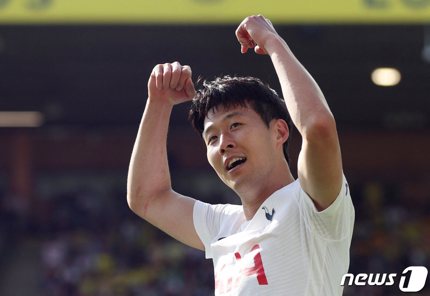 본문 이미지 - 손흥민이 22일(현지시간) 영국 노리치의 캐로 로드에서 열린 EPL 노리치 시티와 경기서 2골을 몰아치며 시즌 23호골을 기록해 아시아 선수로는 처음으로 EPL 득점왕에 올라 기뻐하고 있다. ⓒ 로이터=뉴스1 ⓒ News1 우동명 기자