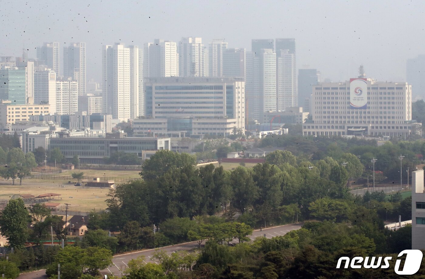 본문 이미지 - 용산 대통령실(오른쪽)과 국방부 청사(왼쪽) 모습. 주변에는 일부 미군시설이 존재하고 있으며 순차적으로 대한민국 반환 절차를 밟고 있다. ⓒ News1 송원영 기자