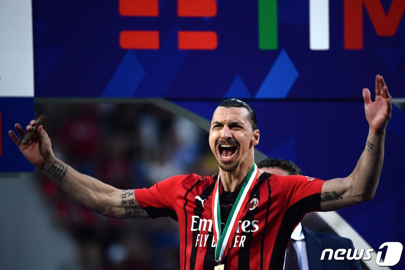본문 이미지 - 불혹을 넘긴 나이에도 AC밀란 우승에 힘을 보탠 즐라탄 이브라히모비치. ⓒ AFP=뉴스1
