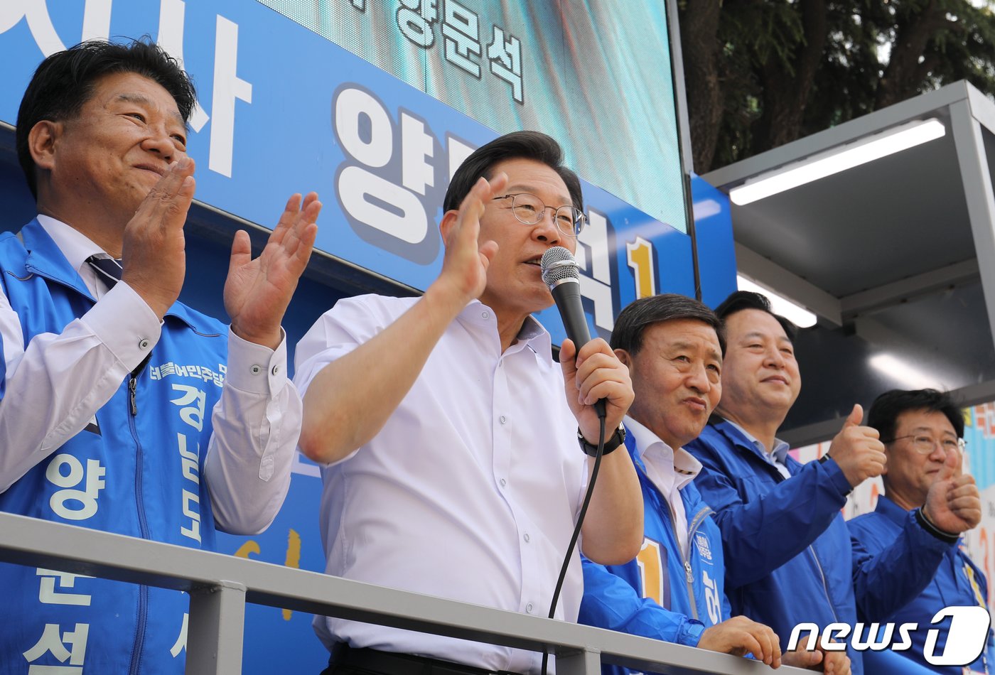 본문 이미지 - 이재명 더불어민주당와 양문석 전 통영·고성 지역위원장. 뉴스1 ⓒ News1 김영훈 기자