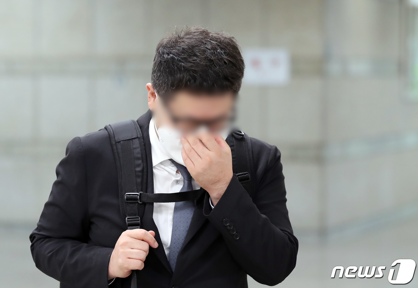 (서울=뉴스1) 장수영 기자 = 대장동 개발 로비·특혜 의혹을 받는 정영학 회계사가 23일 오후 서울 서초구 서울중앙지방법원에서 진행된 특정경제범죄가중처벌 등에 관한 법률 위반(배 …