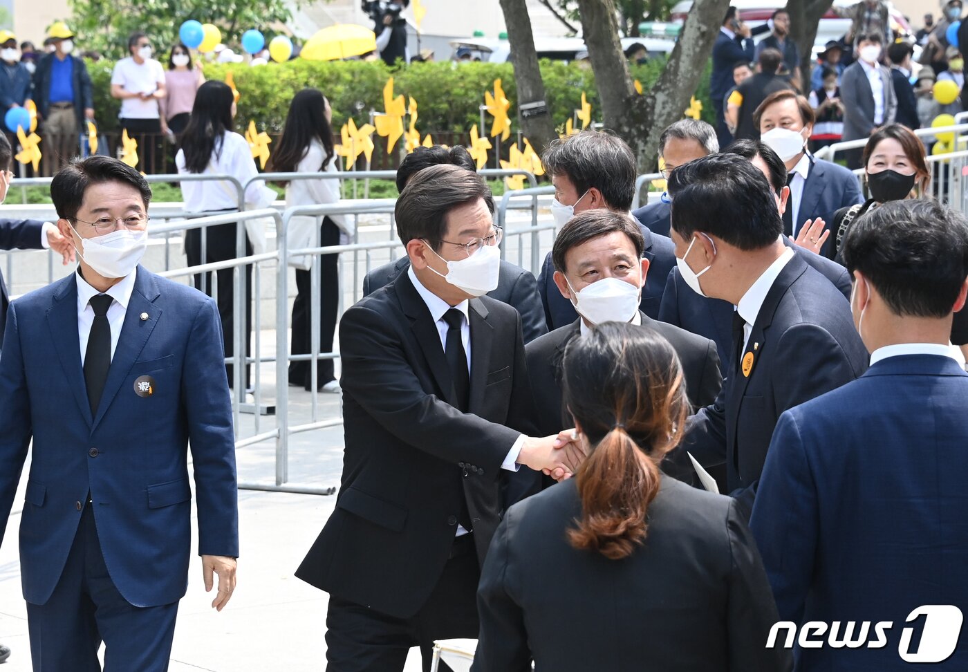 본문 이미지 - 이재명 더불어민주당 총괄선거대책위원장이 23일 오후 경남 김해시 봉하마을 생태문화공원 잔디동산에서 열린 고 노무현 대통령 서거 13주기 공식 추도식에 참석하고 있다. (공동취재) 2022.5.23/뉴스1 ⓒ News1 유승관 기자