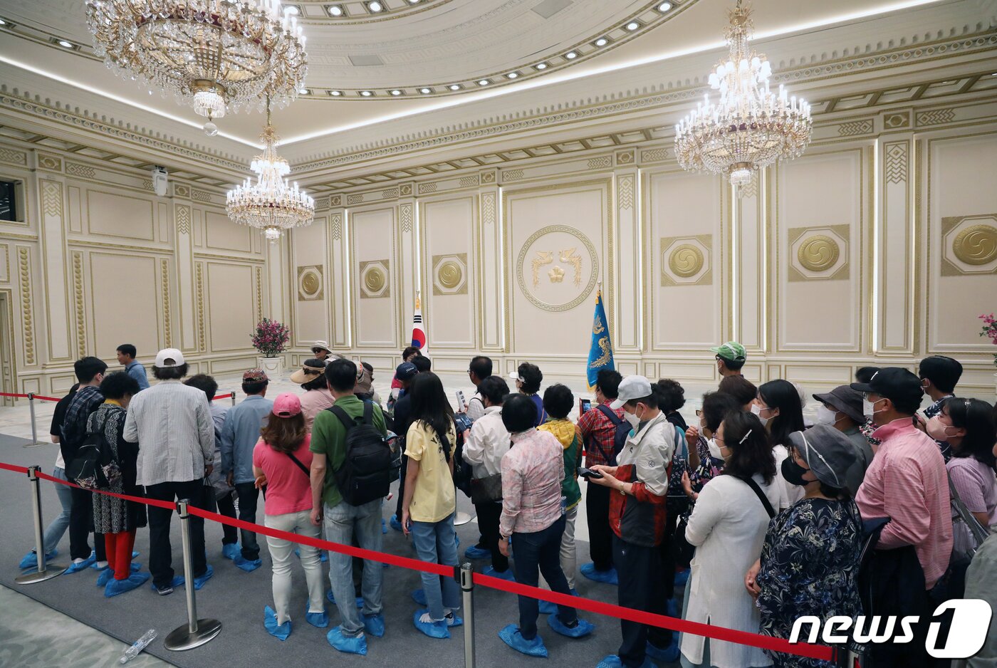본문 이미지 - 23일 서울 종로구 청와대 영빈관에서 시민들이 기념촬영을 하고 있다. 문화재청은 청와대 개방 2주를 맞은 이날부터 경내 시설물 중 영빈관과 춘추관 내부를 추가 공개했다. 외국 국빈들을 위한 공식행사나 연회가 열리던 영빈관 1층 홀에서는 관람객들이 자유롭게 거닐며 영빈관의 역사가 소개된 전시 패널들을 관람할 수 있다. 각종 국정 현안의 언론 발표장소이자 청와대 기자회견장이던 춘추관에서는 관람객이 직접 대변인 체험을 할 수 있는 촬영구역이 마련됐다. 2022.5.23/뉴스1 ⓒ News1 송원영 기자