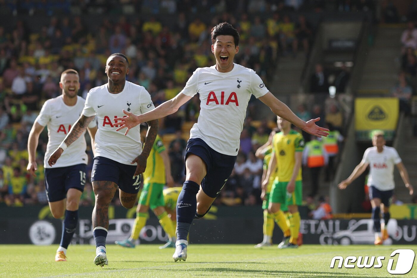 본문 이미지 - 손흥민이 22일(현지시간) 영국 노리치의 캐로 로드에서 열린 EPL 노리치 시티와 경기서 2골을 몰아치며 시즌 23호골을 기록해 아시아 선수로는 처음으로 EPL 득점왕에 올라 기뻐하고 있다. ⓒ 로이터=뉴스1 ⓒ News1 이동원 기자