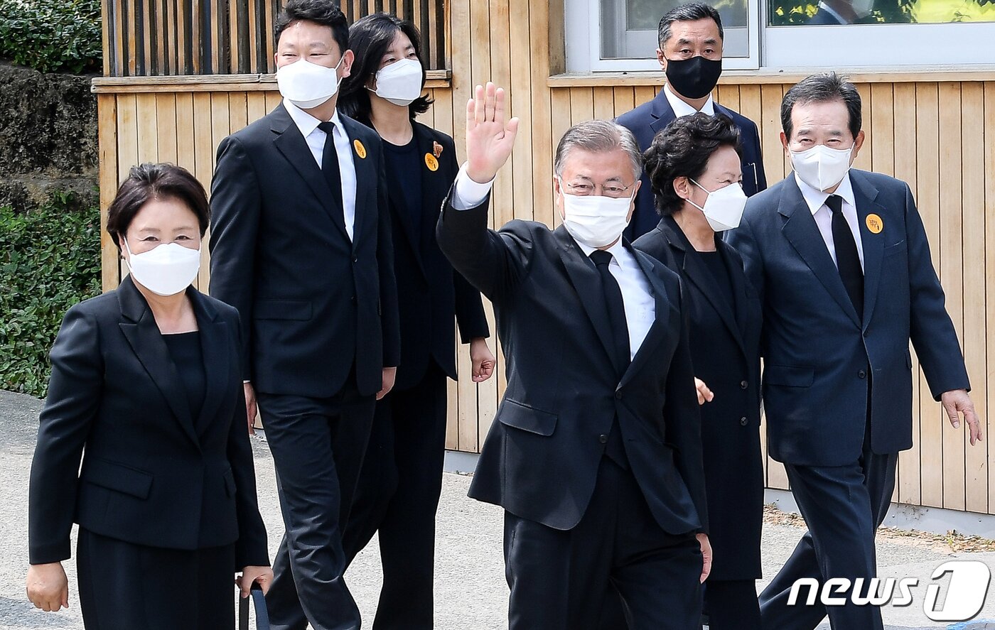 본문 이미지 - 문재인 전 대통령 내외와 권양숙 여사가 23일 경남 김해 봉하마을에서 열린 고 노무현 전 대통령 서거 13주기 추도식에 참석, 추도식장으로 향하고 있다. 앞줄 왼쪽부터 김정숙 여사, 문 전 대통령, 권양숙 여사, 정세균 전 총리. (공동취재) 2022.5.23/뉴스1 ⓒ News1 유승관 기자
