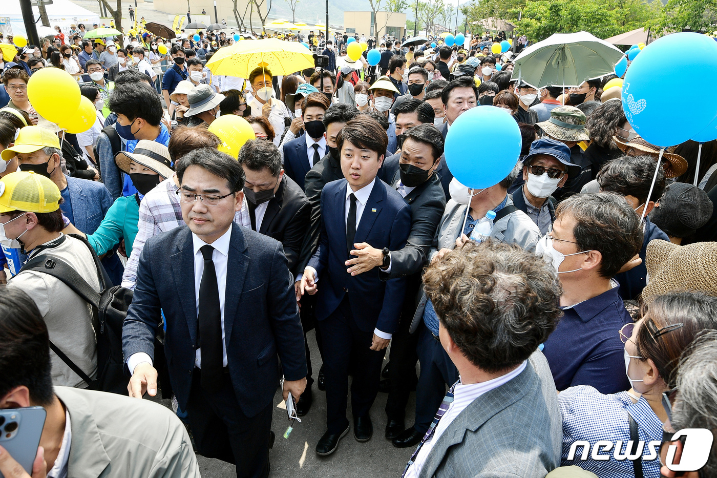 (김해=뉴스1) 유승관 기자 = 이준석 국민의힘 대표가 23일 경남 김해 봉하마을에서 열린 고 노무현 전 대통령 서거 13주기 추도식에 참석, 추도식장으로 향하고 있다. (공동취재 …