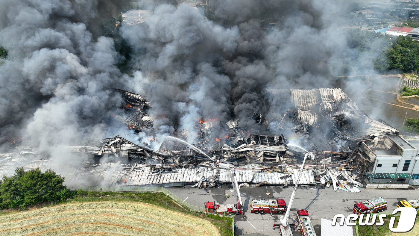 (이천=뉴스1) 김영운 기자 = 23일 오후 경기 이천시 마장면 이평리 소재 한 골프의류 물류센터에서 화재가 발생해 소방당국이 진화 작업을 벌이고 있다. (공동취재) 2022.5. …