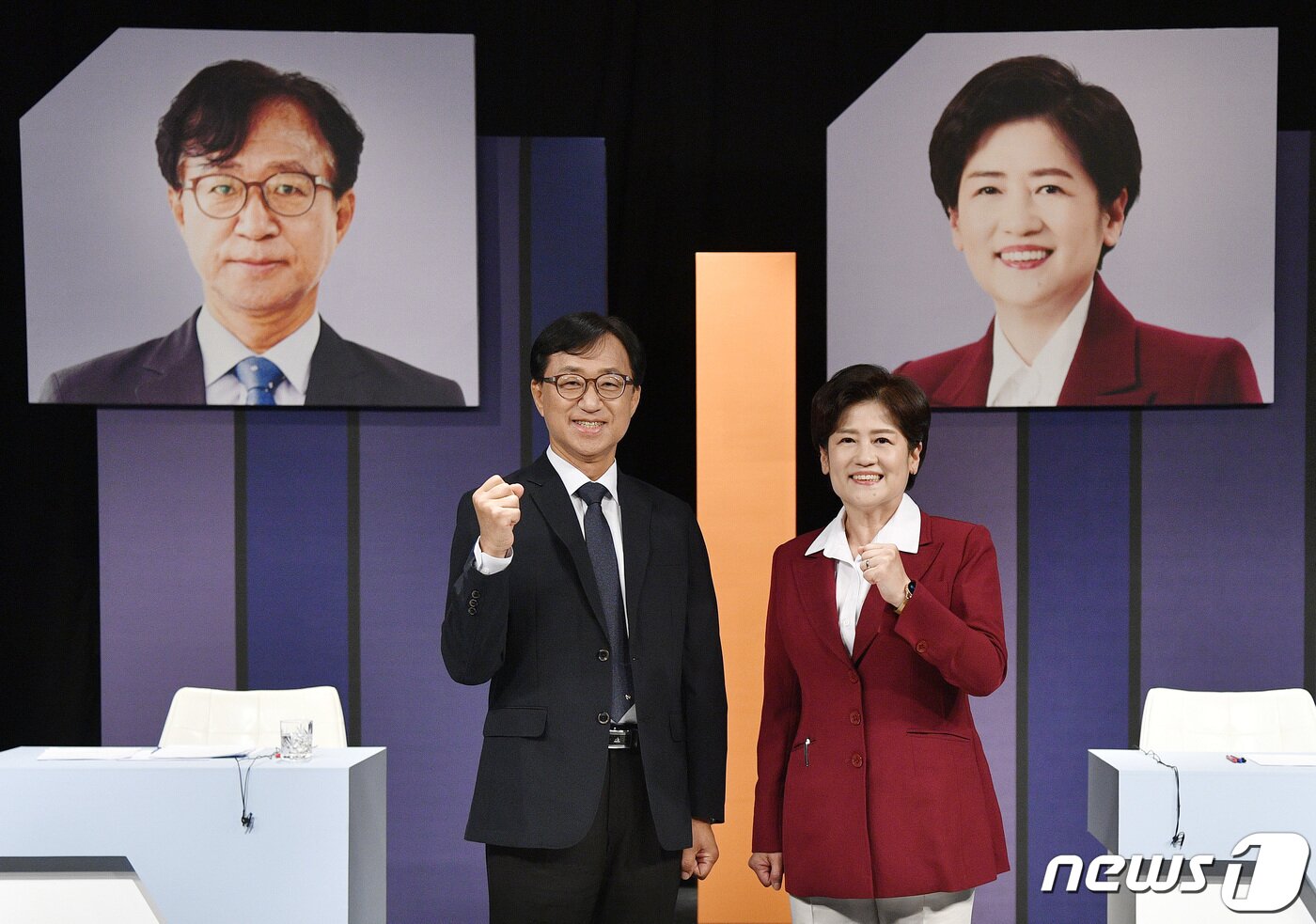 본문 이미지 - 23일 오후 대구 수성구 TBC 대구방송에서 열린 제8회 전국동시지방선거 대구시교육감 후보자 토론회에서 엄창옥·강은희(왼쪽부터)후보가 본격적인 토론에 앞서 각오를 다지고 있다. 2022.5.23/뉴스1 ⓒ News1 공정식 기자