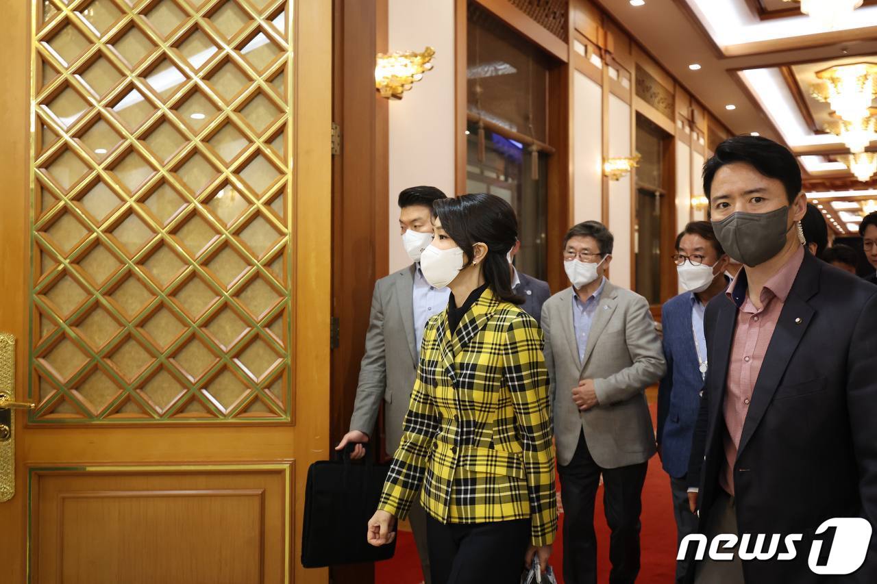 (서울=뉴스1) = 윤석열 대통령 부인 김건희 여사가 지난 22일 오후 서울 종로구 청와대 본관 대정원에서 열린 청와대 개방 특집 KBS 열린음악회에 참석했다. (대통령실 제공) …