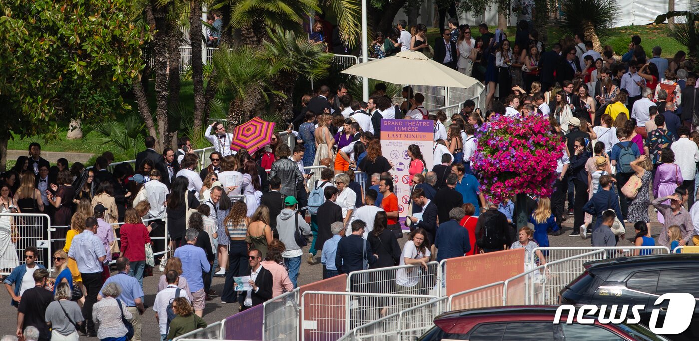 본문 이미지 - 23일 오후(현지시간) 제75회 칸 국제영화제가 열리고 있는 프랑스 남부 칸 ‘팔레 데 페스티벌’(Palais des Festivals)에서 경쟁부문 진출작 영화 ’헤어질 결심' 월드 프리미어 시사회가 열려 관객들이 입장하기 위해 줄을 서고 있다. 2022.5.24/뉴스1 ⓒ News1 이준성 프리랜서기자