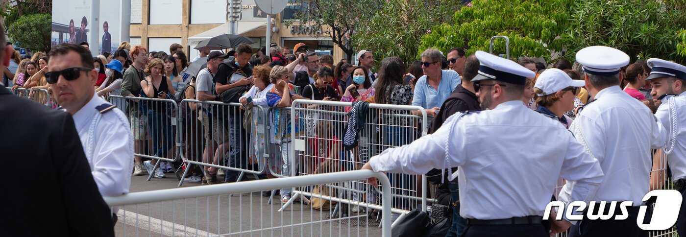 본문 이미지 - 23일 오후(현지시간) 제75회 칸 국제영화제가 열리고 있는 프랑스 남부 칸 ‘팔레 데 페스티벌’(Palais des Festivals)에서 경쟁부문 진출작 영화 ’헤어질 결심' 월드 프리미어 시사회가 열려 관객들이 입장하기 위해 줄을 서고 있다. 2022.5.24/뉴스1 ⓒ News1 이준성 프리랜서기자