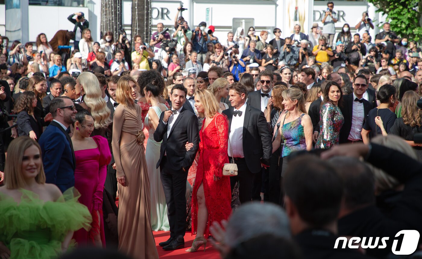 본문 이미지 - 23일 오후(현지시간) 제75회 칸 국제영화제가 열리고 있는 프랑스 남부 칸 ‘팔레 데 페스티벌’(Palais des Festivals)에서 경쟁부문 진출작 영화 ’헤어질 결심' 월드 프리미어 시사회가 열려 참석한 관객들이 입장하고 있다. 2022.5.24/뉴스1 ⓒ News1 이준성 프리랜서기자