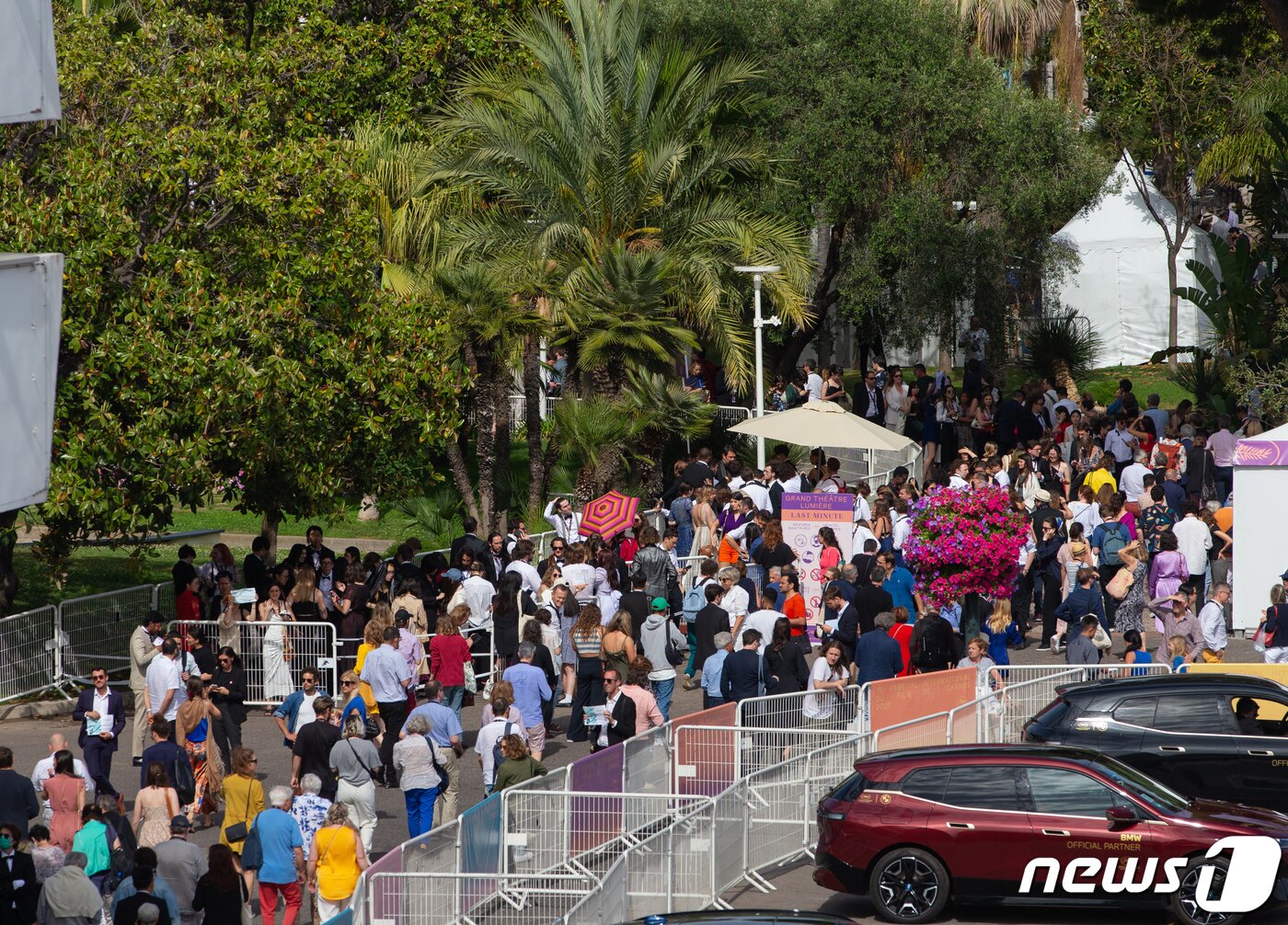 본문 이미지 - 23일 오후(현지시간) 제75회 칸 국제영화제가 열리고 있는 프랑스 남부 칸 ‘팔레 데 페스티벌’(Palais des Festivals)에서 경쟁부문 진출작 영화 ’헤어질 결심' 월드 프리미어 시사회가 열려 관객들이 입장하기 위해 줄을 서고 있다. 2022.5.24/뉴스1 ⓒ News1 이준성 프리랜서기자