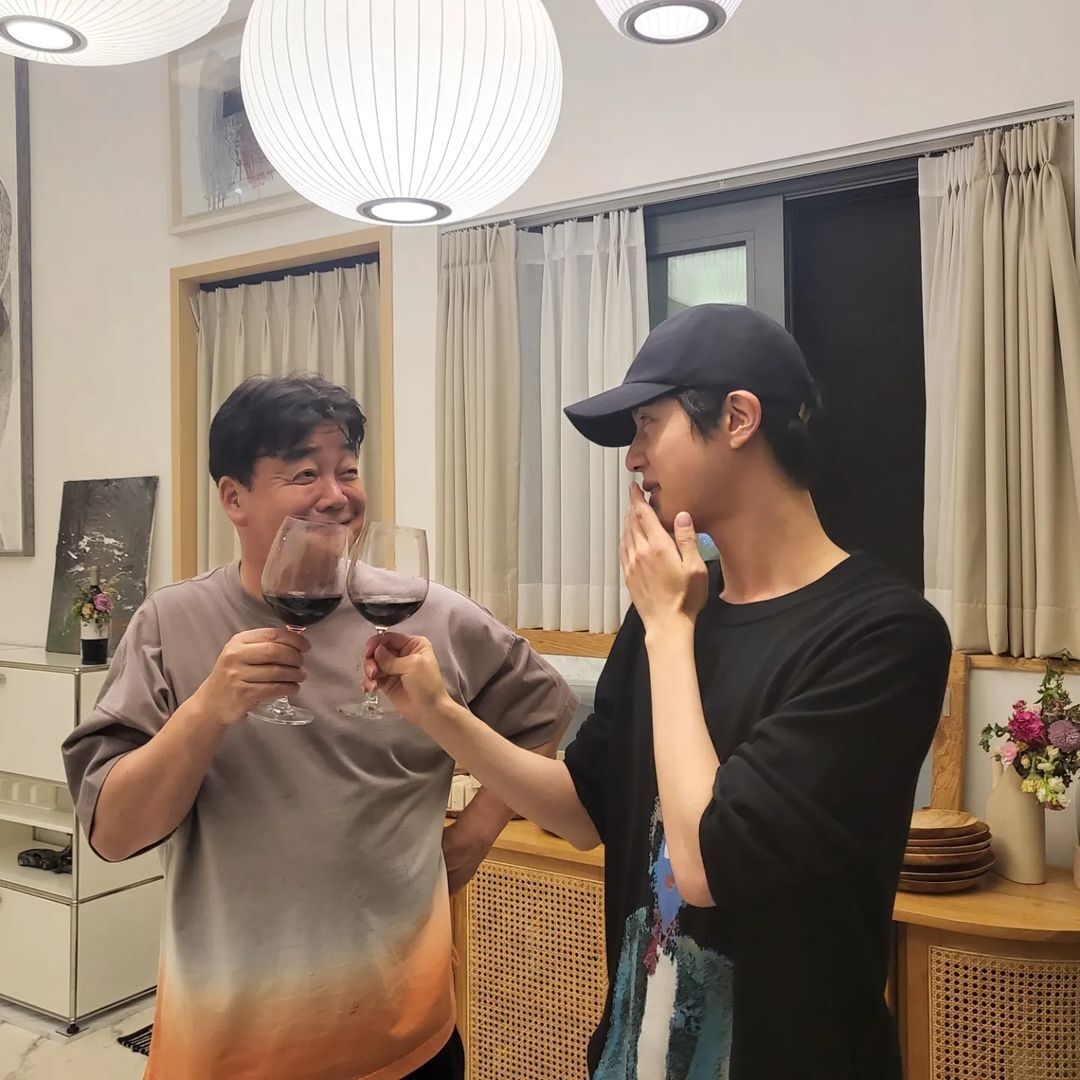 본문 이미지 - 백종원&#40;왼쪽&#41;과 방탄소년단 진 / 진 SNS ⓒ 뉴스1