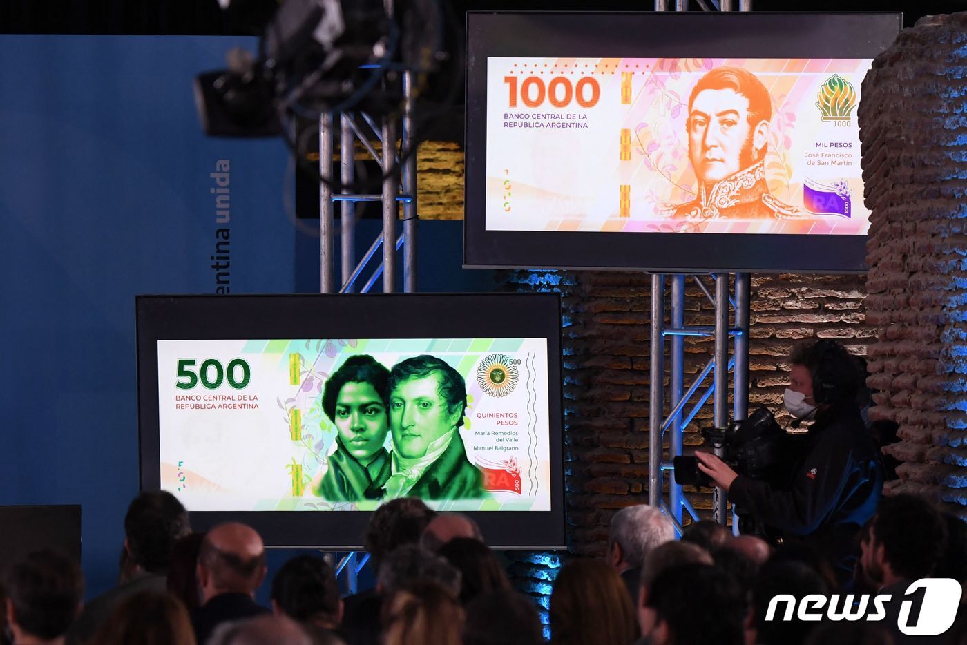 본문 이미지 - 아르헨티나 신형 500페소권에 독립 투사 마리아 레메디오스 델 바예(왼)가 등장했다. 백인 일색인 아르헨티나 화폐에 스페인계와 흑인 혼혈인 '삼보' 인종의 독립 여웅이 담긴 것도 인상적이다. 사진은 부에노스아이레스 핑크하우스 200주년 기념관 전시 모습. 2022. 5. 23. ⓒ AFP=뉴스1 ⓒ News1 최서윤 기자