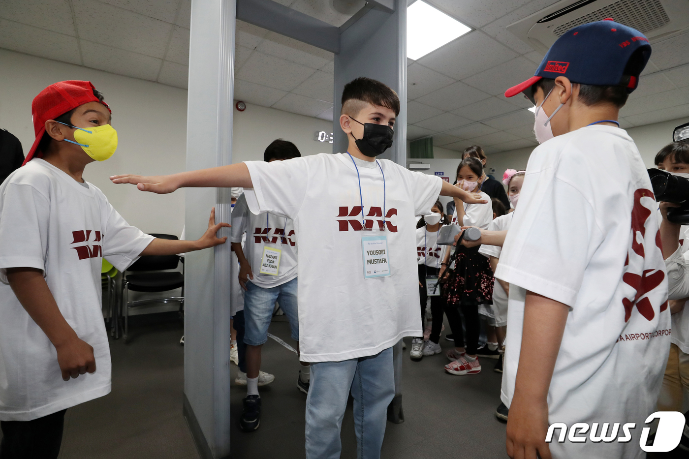 (서울=뉴스1) 민경석 기자 = 아프가니스탄 특별기여자 자녀들이 24일 오전 서울 강서구 김포공항 보안검색교육장에서 공항 보안검색 체험을 하고 있다.공항공사는 국내 입국한 아프간 …