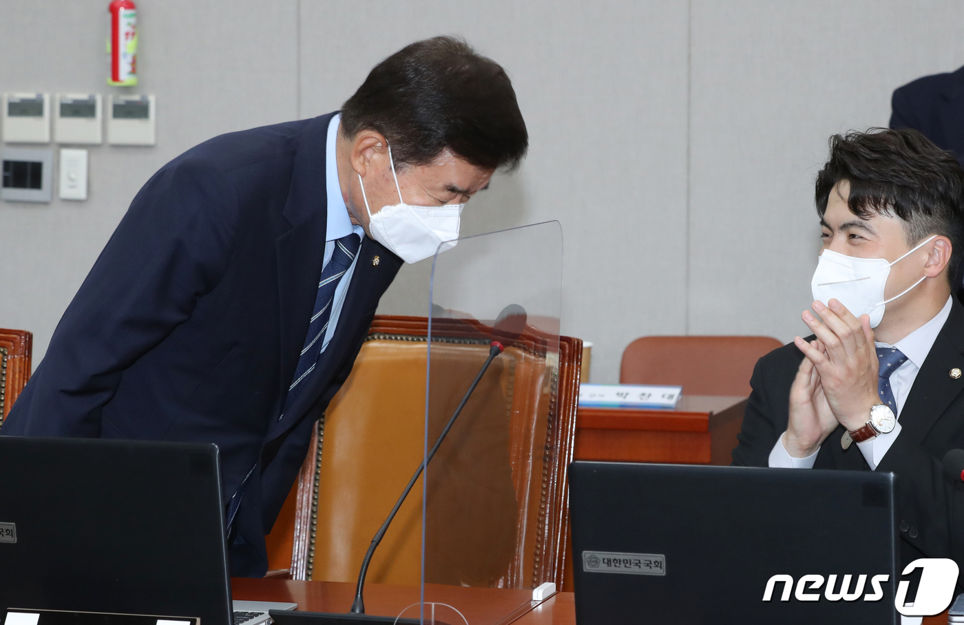 (서울=뉴스1) 허경 기자 = 제21대 국회 후반기 국회의장 후보로 선출된 김진표 의원이 24일 오전 서울 여의도 국회에서 열린 화상 의원총회에서 인사하고 있다. (공동취재) 20 …