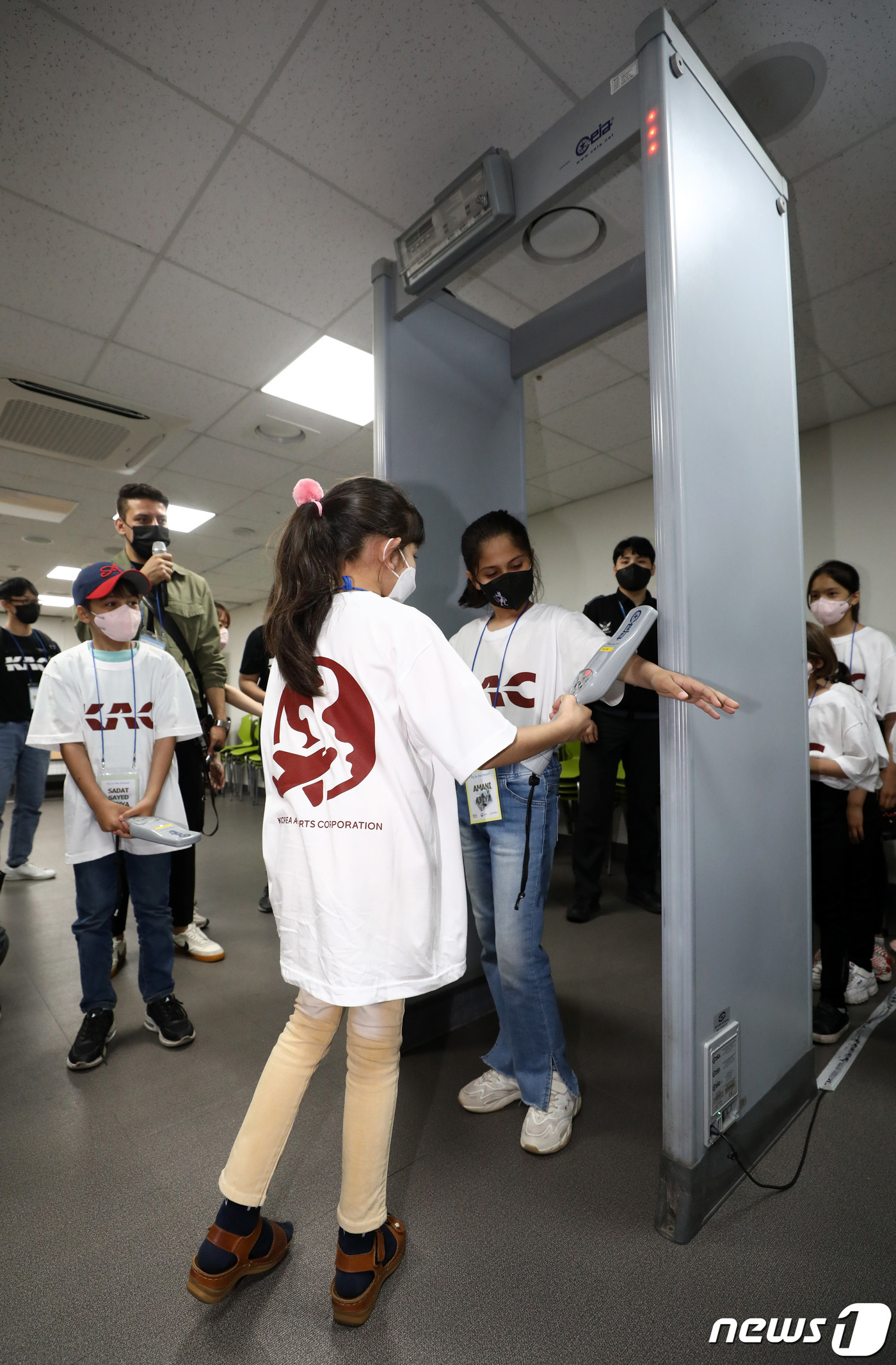 (서울=뉴스1) 민경석 기자 = 아프가니스탄 특별기여자 자녀들이 24일 오전 서울 강서구 김포공항 보안검색교육장에서 공항 보안검색 체험을 하고 있다.공항공사는 국내 입국한 아프간 …