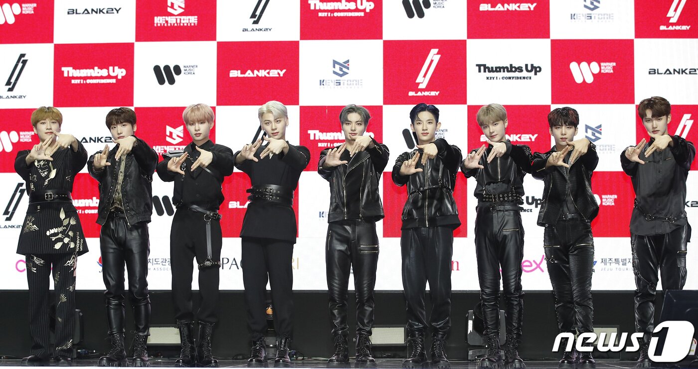 본문 이미지 - 그룹 블랭키(BLANK2Y)의 U(왼쪽부터), DK, 소담, 루이, 영빈, 시우, 성준, MIKEY, 동혁이 24일 서울 광진구 예스24 라이브홀에서 열린 첫 번째 미니앨범 'K2Y I : CONFIDENCE' 쇼케이스에서 포즈를 취하고 있다. 2022.5.24/뉴스1 ⓒ News1 권현진 기자