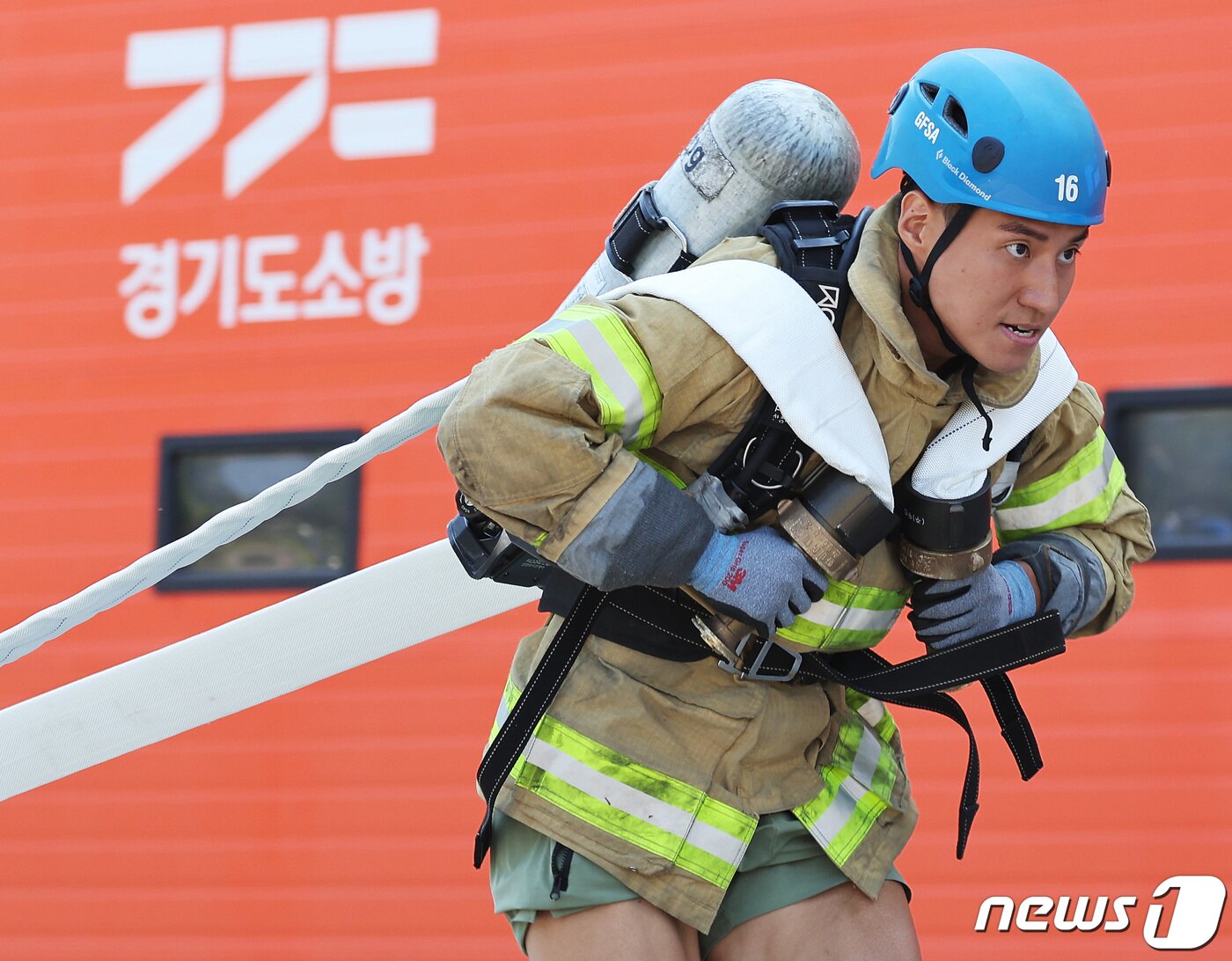 본문 이미지 - 24일 오전 경기 용인시 처인구 경기도소방학교에서 열린 '2022 경기도 소방기술 경연대회'에서 참가자가 기량을 뽐내고 있다. 2022.5.24/뉴스1 ⓒ News1 경기사진공동취재단