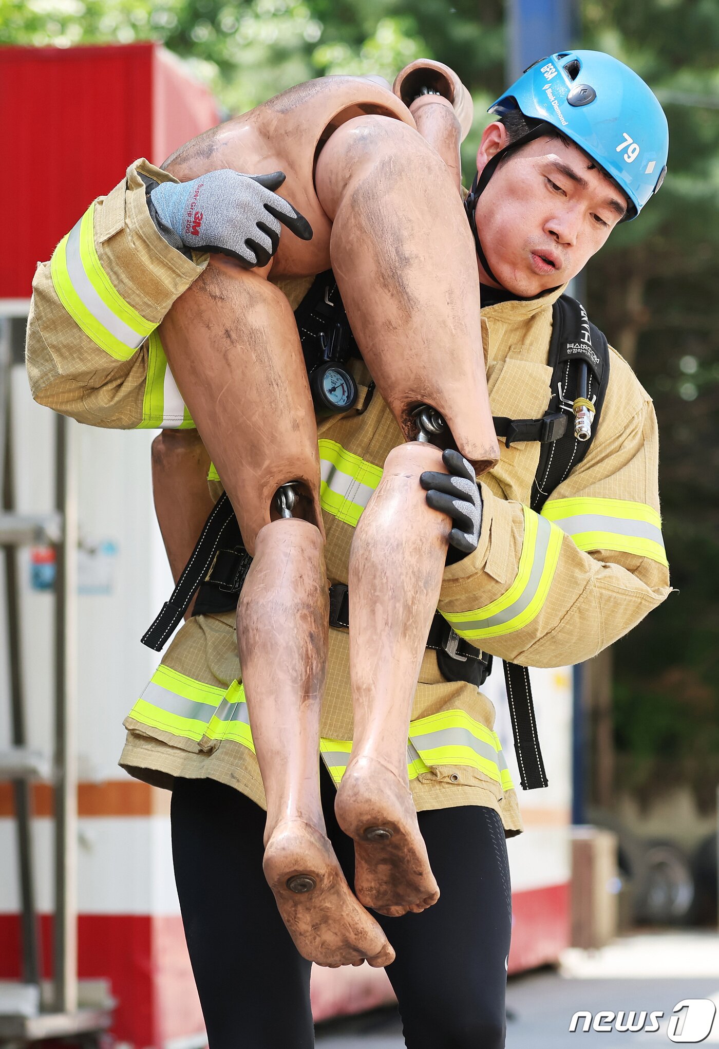 본문 이미지 - 24일 오전 경기 용인시 처인구 경기도소방학교에서 열린 '2022 경기도 소방기술 경연대회'에서 참가자가 기량을 뽐내고 있다. 2022.5.24/뉴스1 ⓒ News1 경기사진공동취재단