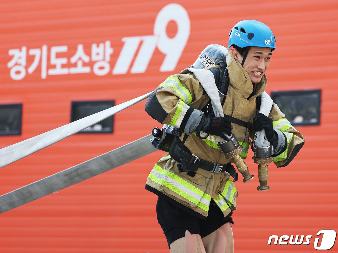 본문 이미지 - 24일 오전 경기 용인시 처인구 경기도소방학교에서 열린 '2022 경기도 소방기술 경연대회'에서 참가자가 기량을 뽐내고 있다. 2022.5.24/뉴스1 ⓒ News1 경기사진공동취재단