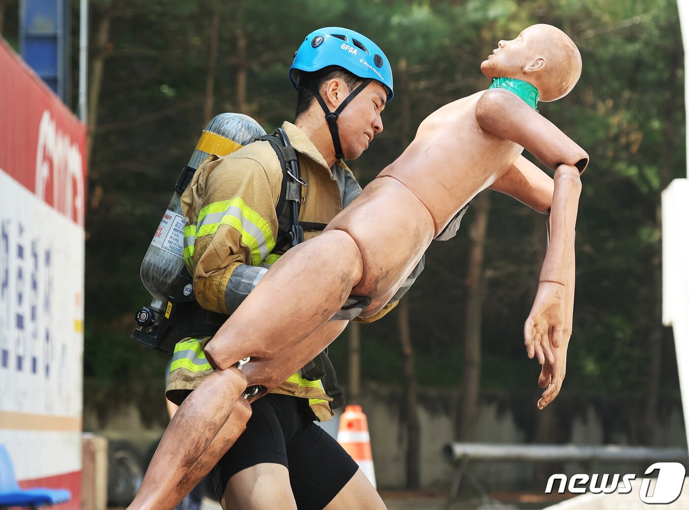 본문 이미지 - 24일 오전 경기 용인시 처인구 경기도소방학교에서 열린 '2022 경기도 소방기술 경연대회'에서 참가자가 기량을 뽐내고 있다. 2022.5.24/뉴스1 ⓒ News1 경기사진공동취재단