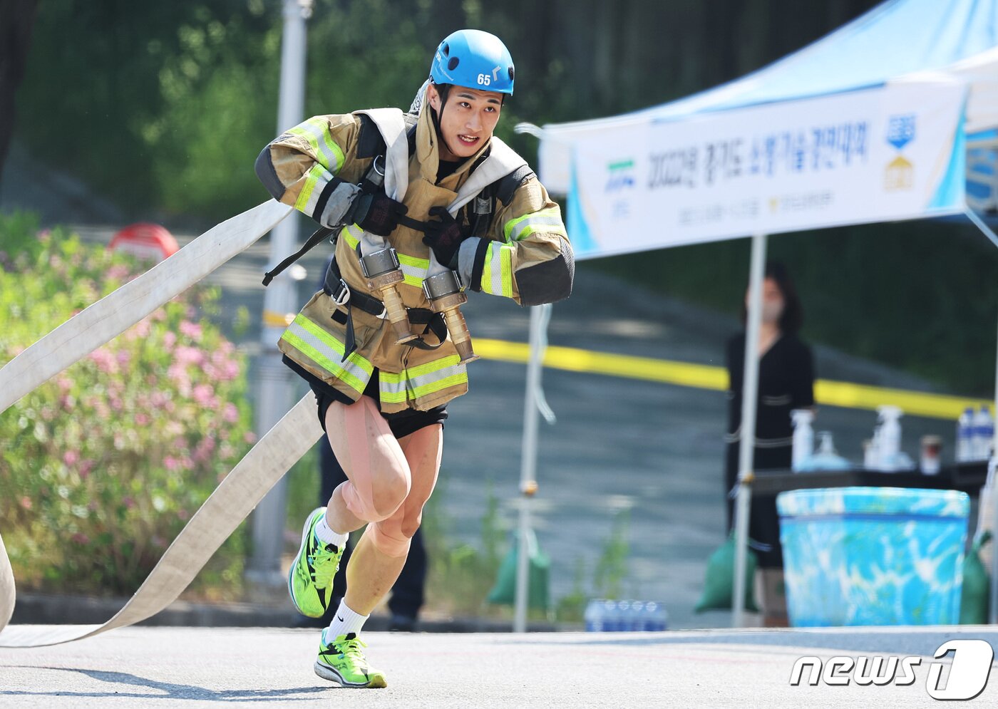 본문 이미지 - 24일 오전 경기 용인시 처인구 경기도소방학교에서 열린 '2022 경기도 소방기술 경연대회'에서 참가자가 기량을 뽐내고 있다. 2022.5.24/뉴스1 ⓒ News1 경기사진공동취재단