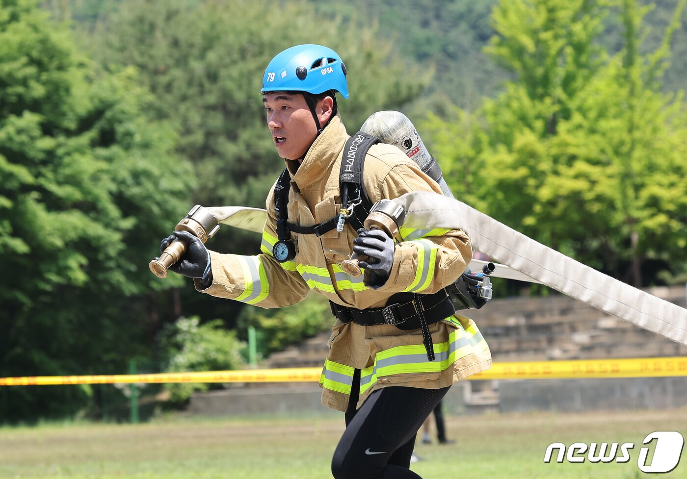 본문 이미지 - 24일 오전 경기 용인시 처인구 경기도소방학교에서 열린 '2022 경기도 소방기술 경연대회'에서 참가자가 기량을 뽐내고 있다. 2022.5.24/뉴스1 ⓒ News1 경기사진공동취재단