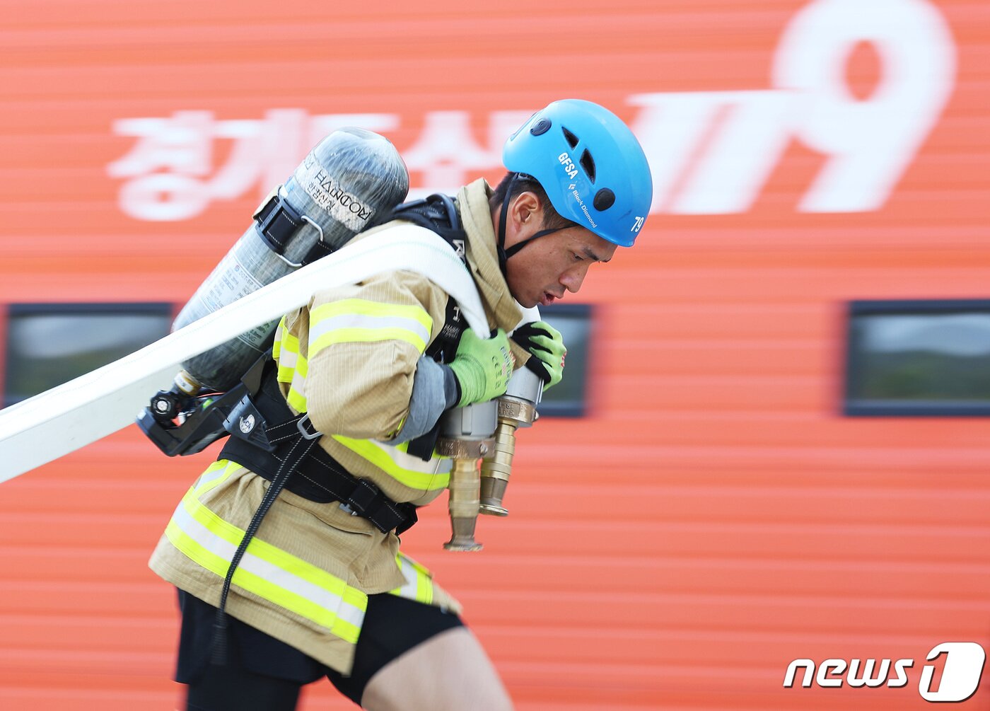 본문 이미지 - 24일 오전 경기 용인시 처인구 경기도소방학교에서 열린 '2022 경기도 소방기술 경연대회'에서 참가자가 기량을 뽐내고 있다. 2022.5.24/뉴스1 ⓒ News1 경기사진공동취재단