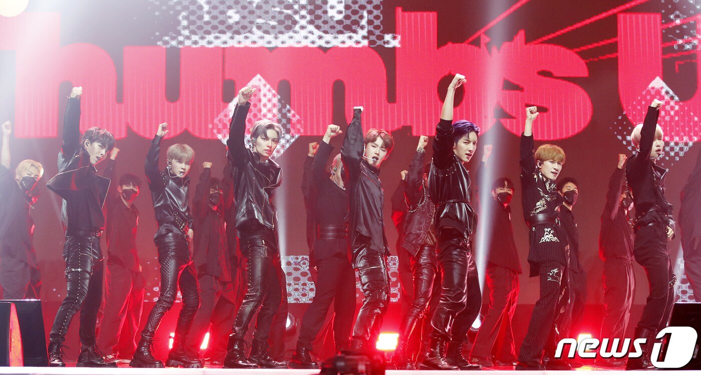 본문 이미지 - 그룹 블랭키(BLANK2Y)의 U, DK, 소담, 루이, 영빈, 시우, 성준, MIKEY, 동혁이 24일 서울 광진구 예스24 라이브홀에서 열린 첫 번째 미니앨범 'K2Y I : CONFIDENCE' 쇼케이스에서 신곡 ‘떰즈업(Thumbs Up)’을 선보이고 있다. 2022.5.24/뉴스1 ⓒ News1 권현진 기자