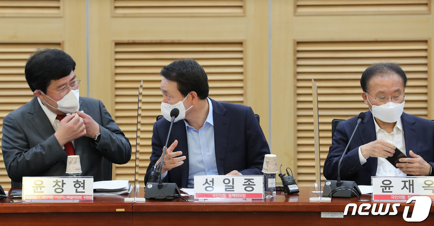 (서울=뉴스1) 허경 기자 = 윤창현 국민의힘 가상자산특별위원장과 성일종 정책위의장이 24일 서울 여의도 국회의원회관에서 열린 '디지털 자산기본법 제정과 코인 마켓 투자자보호 대책 …