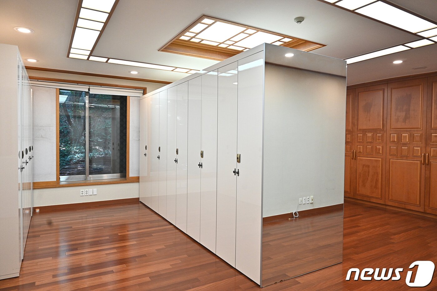 본문 이미지 - 대통령실이 오는 26일부터 기존 청와대 본관 실내를 개방하고 관저 건물 내부도 공개하겠다고 24일 밝혔다. 사진은 청와대 관저 드레스룸. (대통령실 제공) 2022.5.24/뉴스1 ⓒ News1 오대일 기자