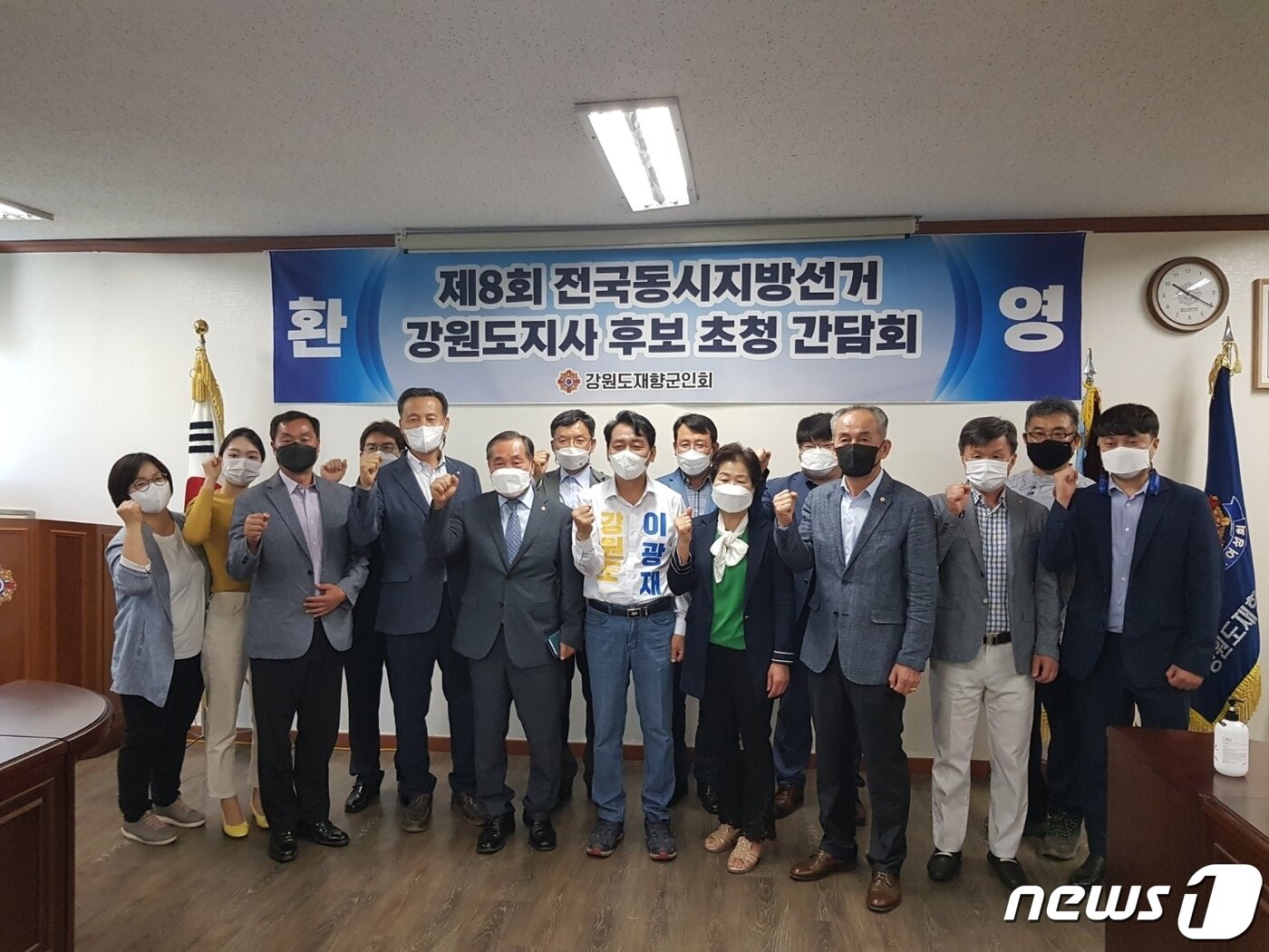 본문 이미지 - 6·1 지방선거 더불어민주당 이광재 강원도지사 후보가 24일 춘천 강원도 재향군인회를 찾아 지지를 호소하고 있다.(이광재 후보 선거사무소 제공)2022.5.24/뉴스1