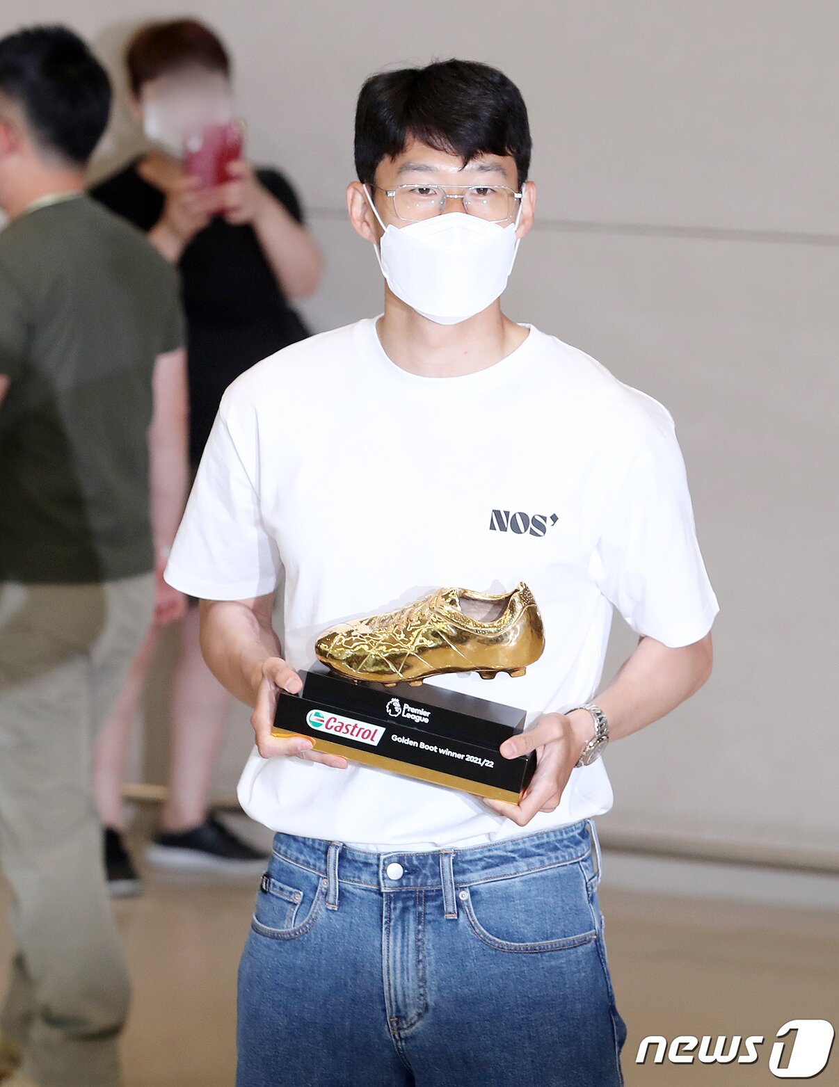 본문 이미지 - 아시아 선수로는 역대 최초로 잉글랜드 프로축구 프리미어리그(EPL) 득점왕에 등극한 손흥민(토트넘)이 24일 오후 인천국제공항을 통해 귀국해 골든부츠를 들고 포즈를 취하고 있다. 2022.3.22/뉴스1 ⓒ News1 김진환 기자