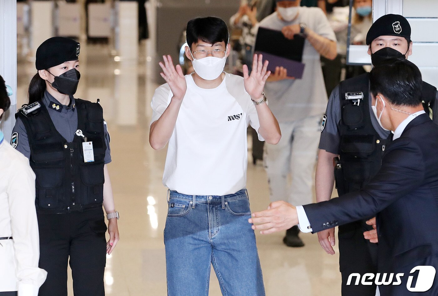 본문 이미지 - 아시아 선수로는 역대 최초로 잉글랜드 프로축구 프리미어리그(EPL) 득점왕에 등극한 손흥민(토트넘)이 24일 오후 인천국제공항을 통해 귀국하고 있다.  2022.3.22/뉴스1 ⓒ News1 김진환 기자