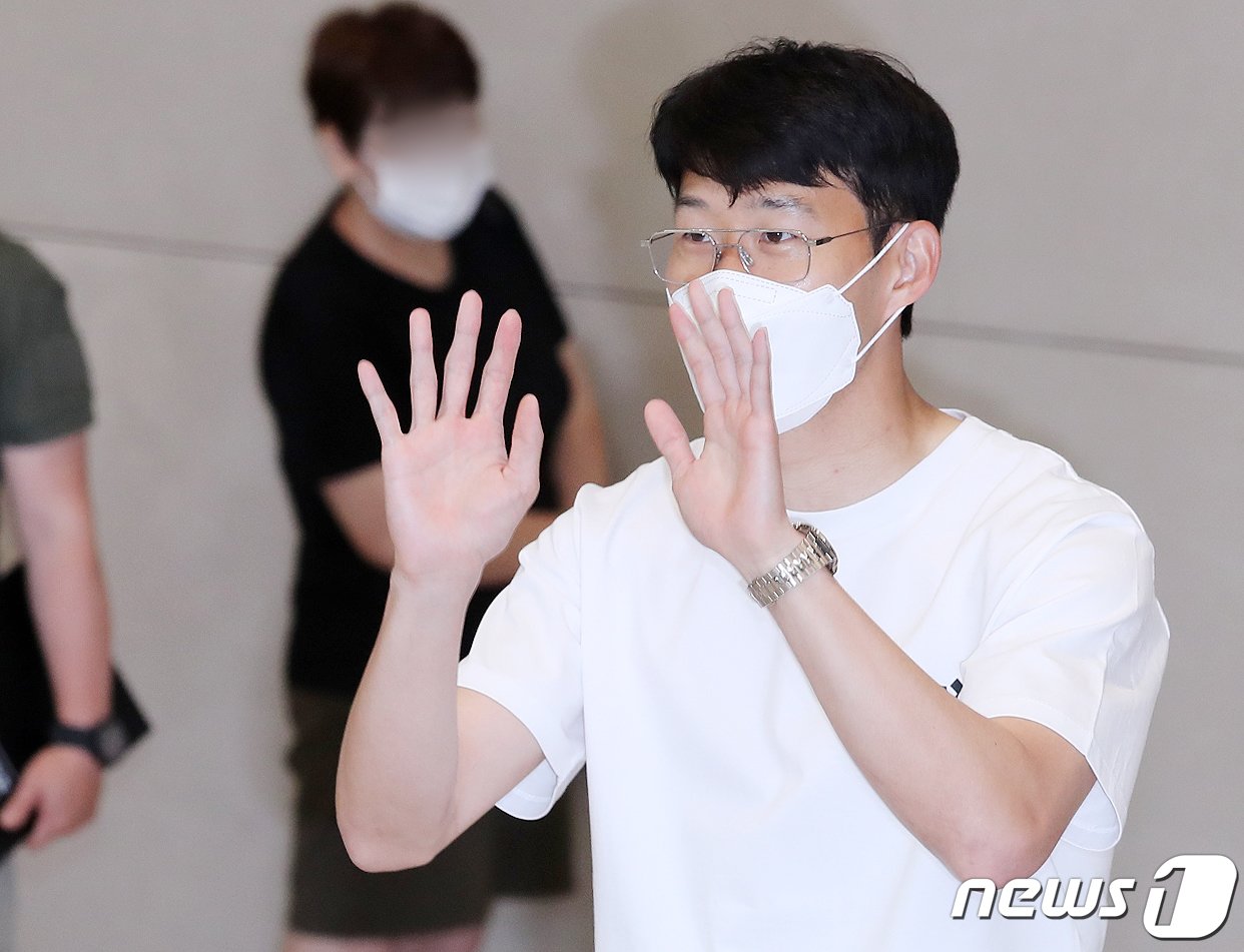 본문 이미지 - 아시아 선수로는 역대 최초로 잉글랜드 프로축구 프리미어리그&#40;EPL&#41; 득점왕에 등극한 손흥민&#40;토트넘&#41;이 24일 오후 인천국제공항을 통해 귀국하고 있다. 2022.3.22/뉴스1 ⓒ News1 김진환 기자