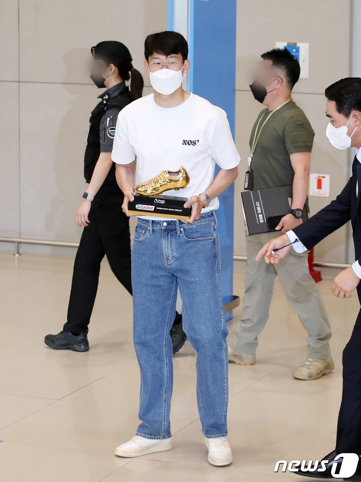 (인천공항=뉴스1) 김진환 기자 = 아시아 선수로는 역대 최초로 잉글랜드 프로축구 프리미어리그(EPL) 득점왕에 등극한 손흥민(토트넘)이 24일 오후 인천국제공항을 통해 귀국해 골 …