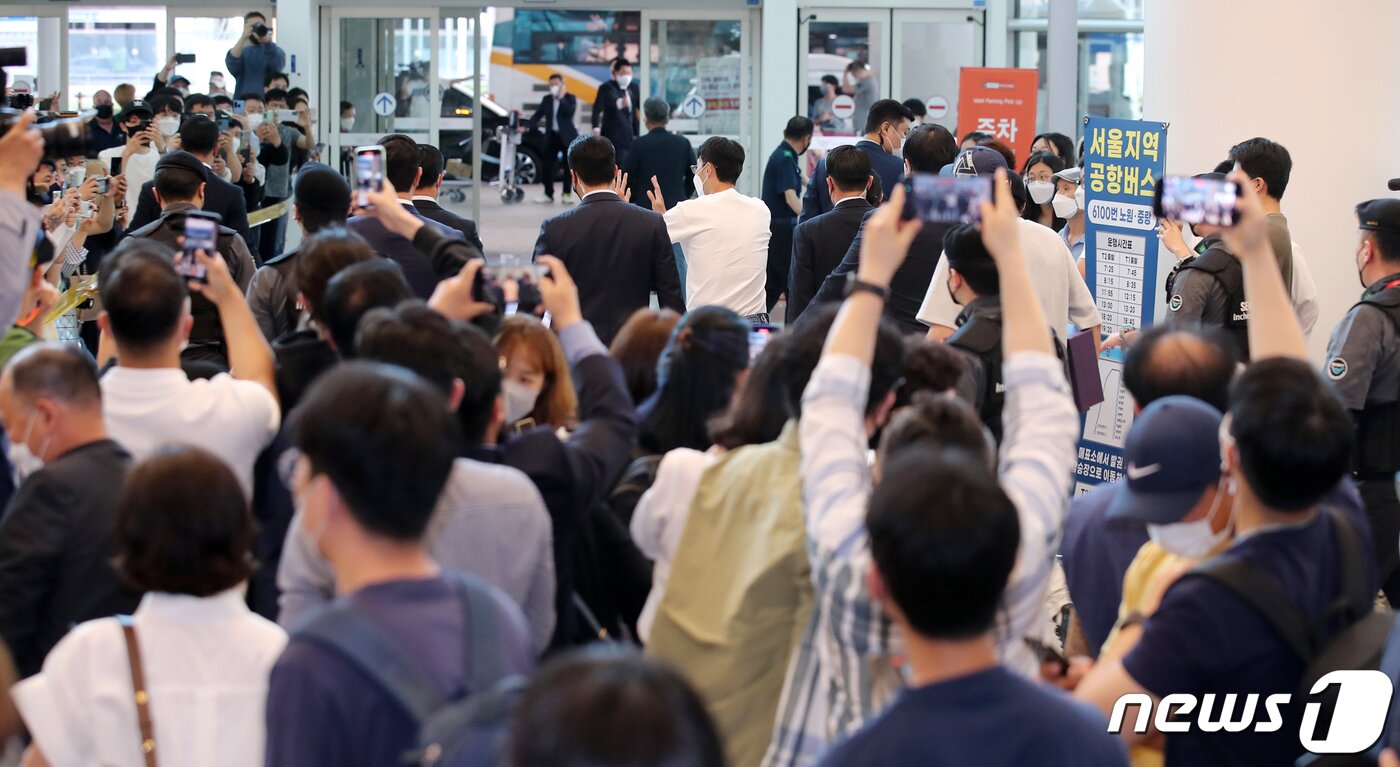 본문 이미지 - 아시아 선수로는 역대 최초로 잉글랜드 프로축구 프리미어리그(EPL) 득점왕에 등극한 손흥민(토트넘)이 24일 오후 인천국제공항을 통해 귀국하고 있다.  2022.3.22/뉴스1 ⓒ News1 김진환 기자