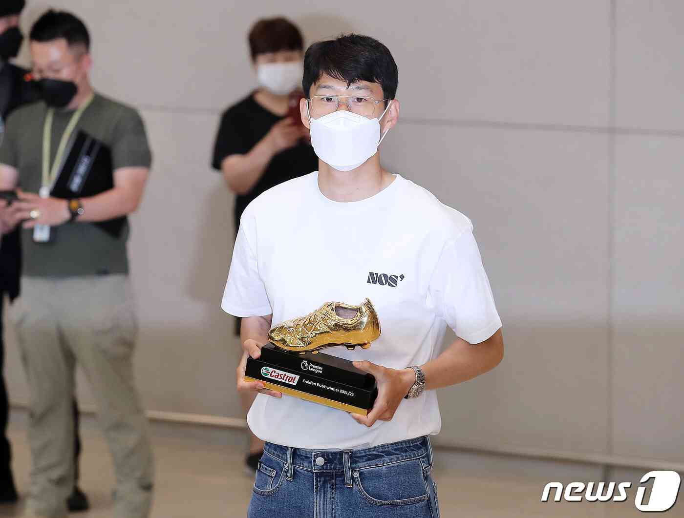 아시아 선수로는 역대 최초로 잉글랜드 프로축구 프리미어리그(EPL) 득점왕에 등극한 손흥민(토트넘)이 24일 오후 인천국제공항을 통해 귀국해 골든부츠를 들고 포즈를 취하고 있다. 2022.3.22/뉴스1 © News1 김진환 기자