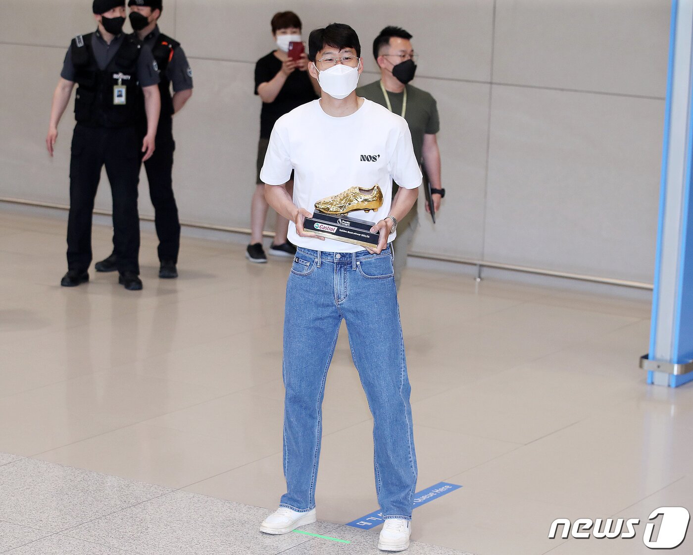 본문 이미지 - 아시아 선수로는 역대 최초로 잉글랜드 프로축구 프리미어리그(EPL) 득점왕에 등극한 손흥민(토트넘)이 24일 오후 인천국제공항을 통해 귀국해 골든부츠를 들고 포즈를 취하고 있다. 2022.3.22/뉴스1 ⓒ News1 김진환 기자