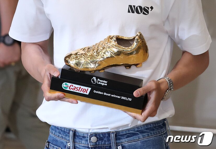 본문 이미지 - 2022-23시즌 손흥민이 수상했던 골든부트.  2022.3.22/뉴스1 ⓒ News1 김진환 기자