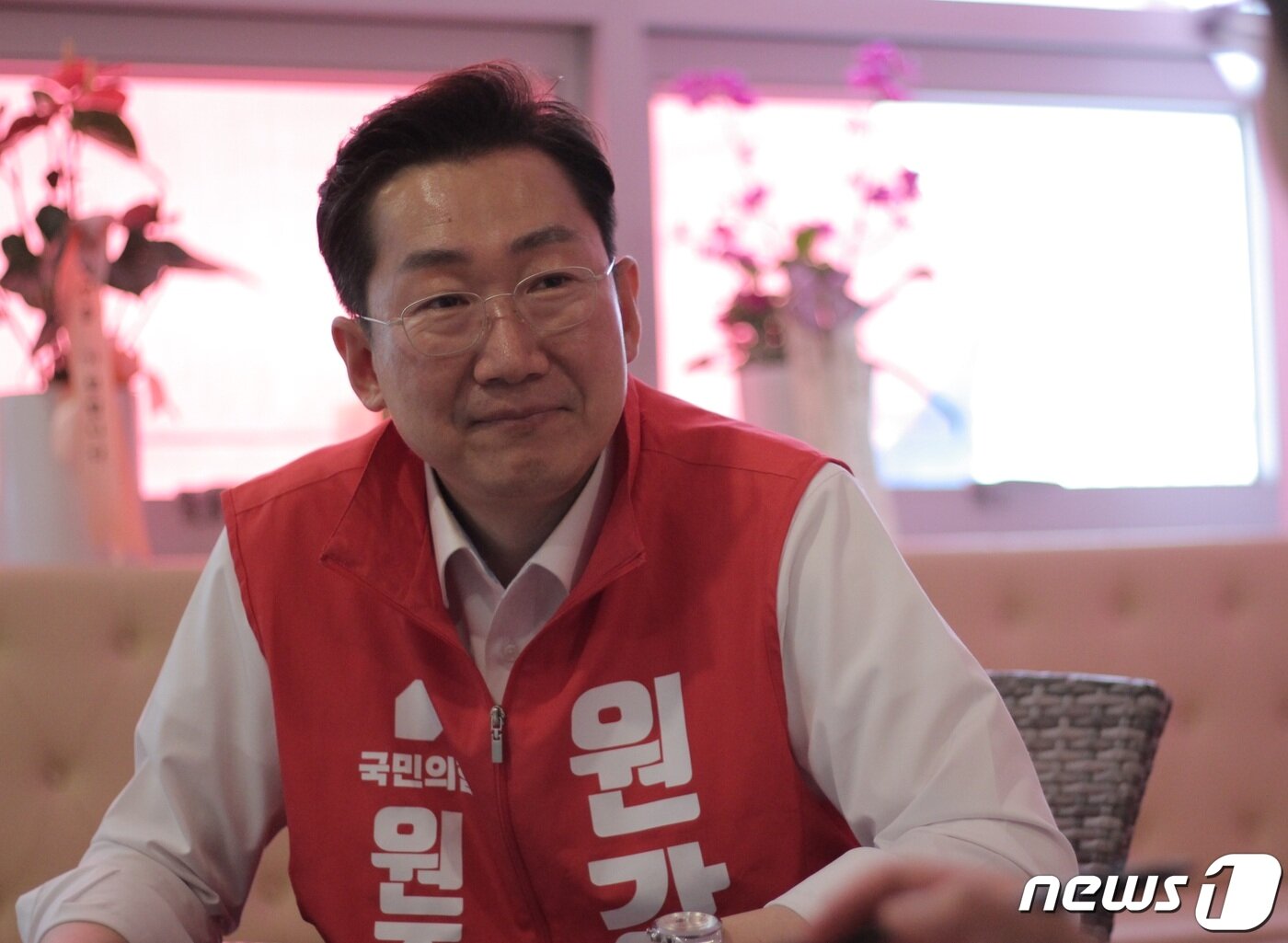 본문 이미지 - 원강수 국민의힘 강원 원주시장 후보가 원주 자신의 선거사무실에서 뉴스1과 인터뷰를 하고 있다. ⓒ News1 신관호 기자