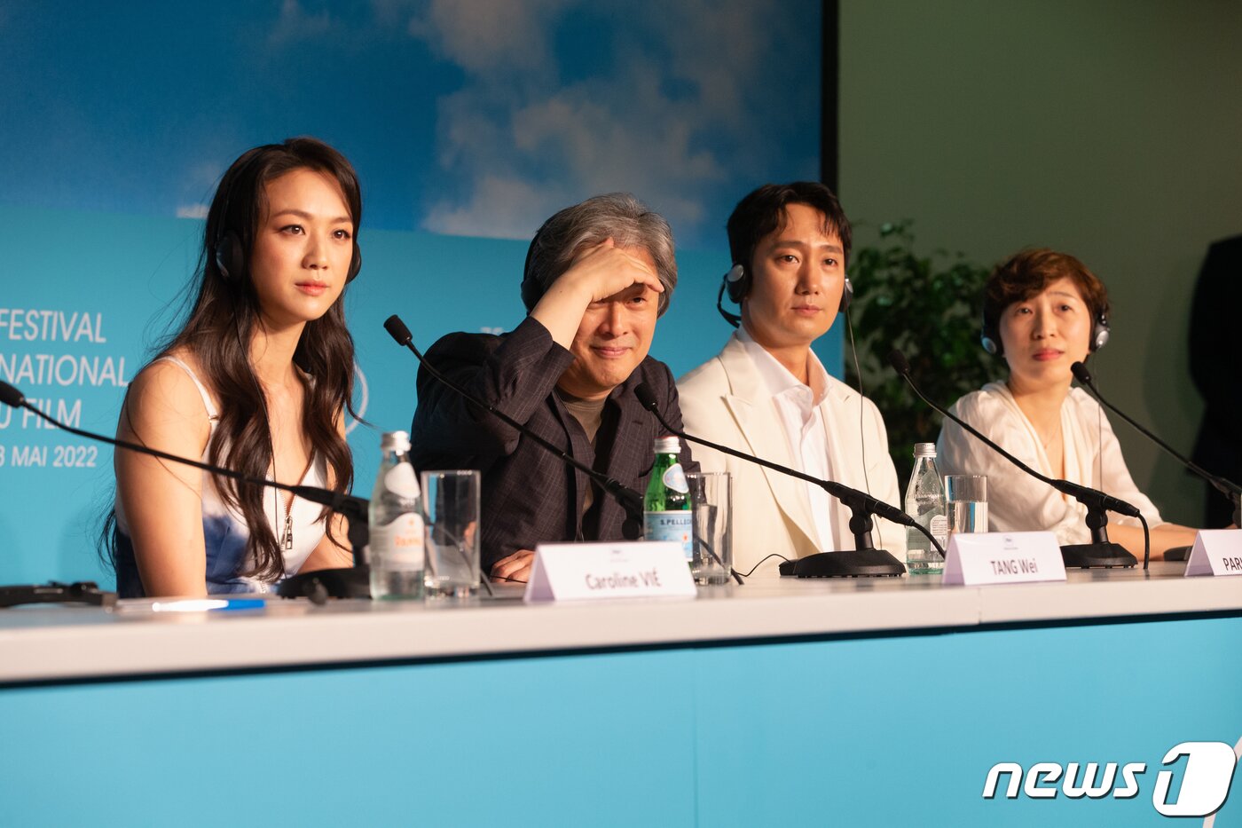 본문 이미지 - 감독 박찬욱(가운데)과 배우 탕웨이・박해일이 24일 오전(현지시간) 제75회 칸 국제영화제가 열리고 있는 프랑스 남부 칸 ‘팔레 데 페스티벌’(Palais des Festivals) 기자회견장(SALL DE CONFERENCE DE PRESSE)에서 경쟁부문 진출작 ’헤어질 결심’ 공식 기자회견이 열려 질문에 답하고 있다. 2022.5.24/뉴스1 ⓒ News1 이준성 프리랜서기자