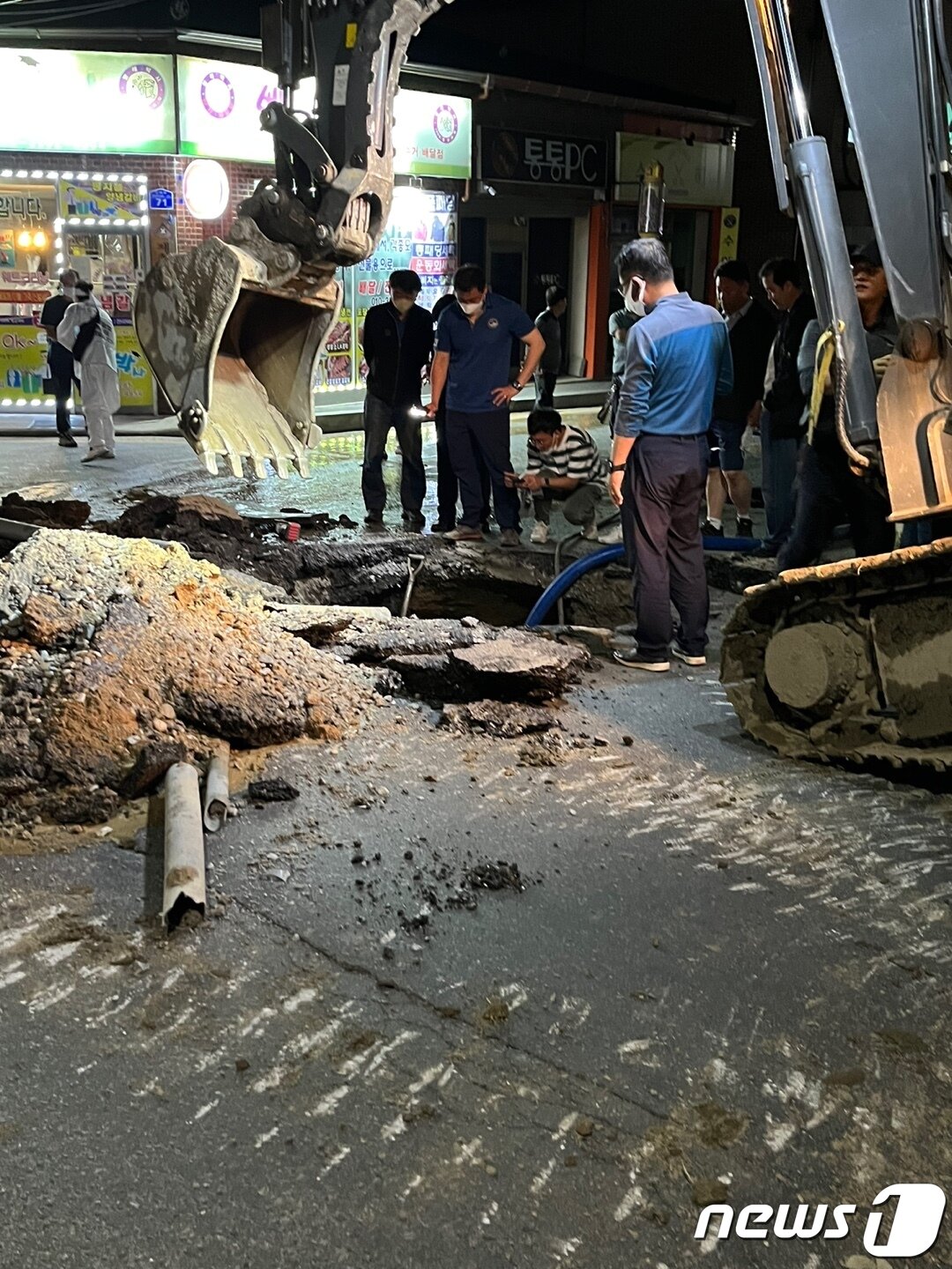 본문 이미지 - 24일 오후 제천시 신백동 도로에 발생한 싱크홀 현장에 중장비가 등을 동원해 복구작업이 진행되고 있다.2022.05.24ⓒ 뉴스1 조영석 기자