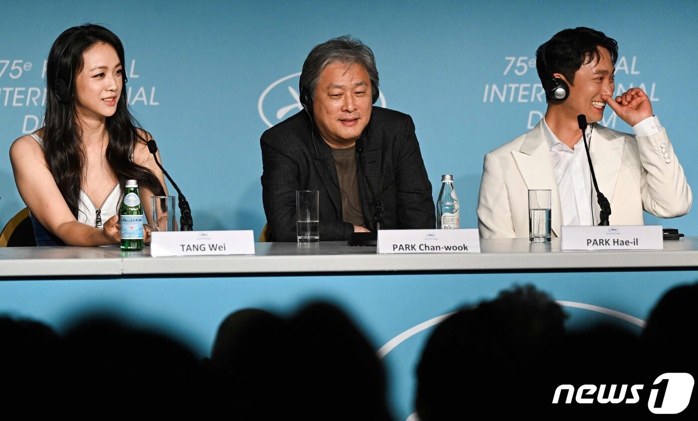 본문 이미지 - 박찬욱 감독과 배우 박해일,탕웨이가 24일 (현지시간) 프랑스 칸에서 올해 칸 영화제 경쟁 부문 초청작인 영화 ‘헤어질 결심’ 관련 기자회견을 하고 있다. ⓒ AFP=뉴스1 ⓒ News1 우동명 기자