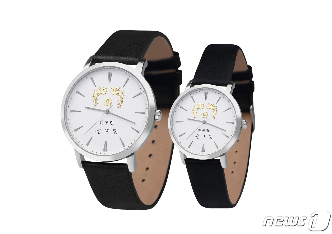 본문 이미지 - 윤석열 대통령은 25일 국민희망대표 20인을 용산 집무실로 초청해 취임 후 최초로 제작한 대통령 기념시계를 선물하고 감사의 마음을 전달한다. 윤 대통령 취임 후 기념품 1호로 제작된 이번 손목시계 뒷면에는 ‘다시 대한민국! 새로운 국민의 나라’가 새겨져 있다. (대통령실 제공) 2022.5.25/뉴스1 ⓒ News1 오대일 기자