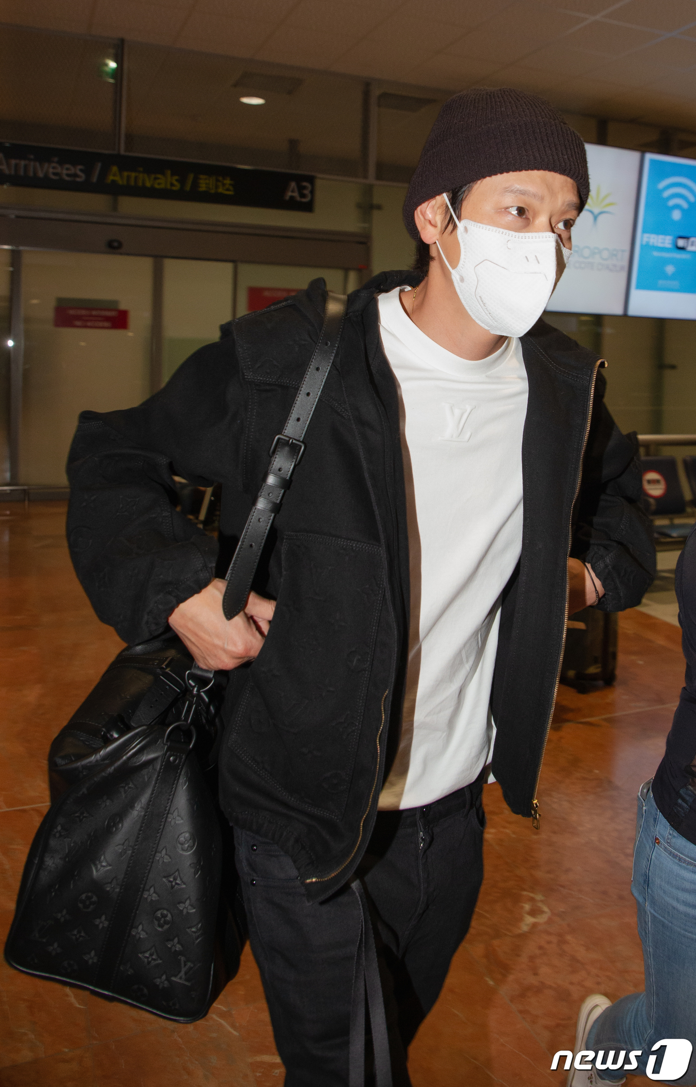 (칸=뉴스1) 이준성 프리랜서기자 = 배우 강동원이 영화 ‘브로커’로 제75회 칸 국제영화제에 참석하기 위해 25일 0시 15분 경(현지시간) 프랑스 남부 니스 코트 다쥐르 공항에 …